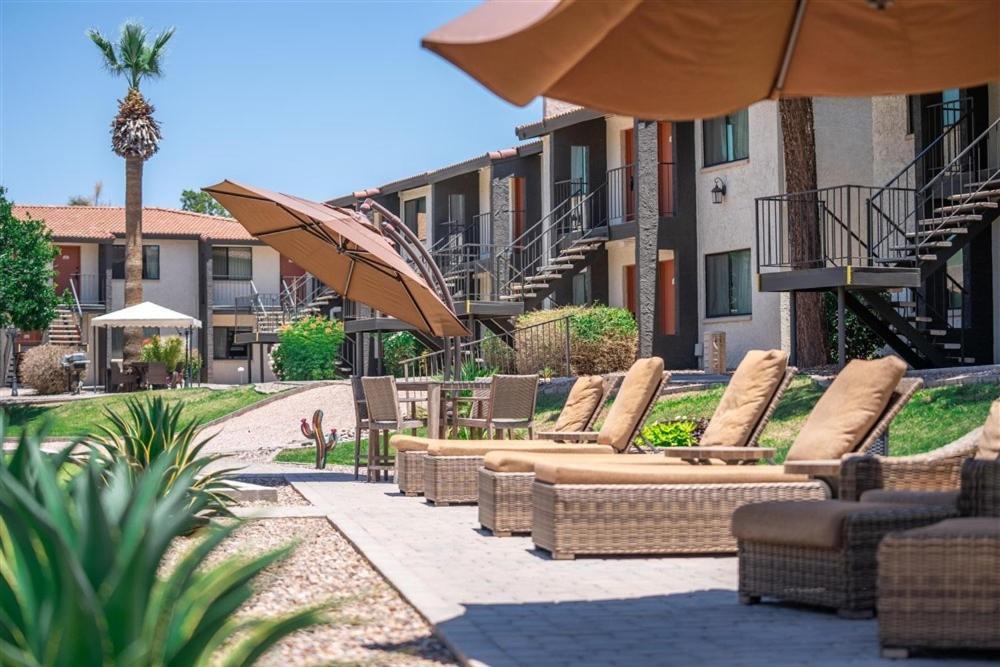 135 Fully Furnished, Amenities Galore Apartment Scottsdale