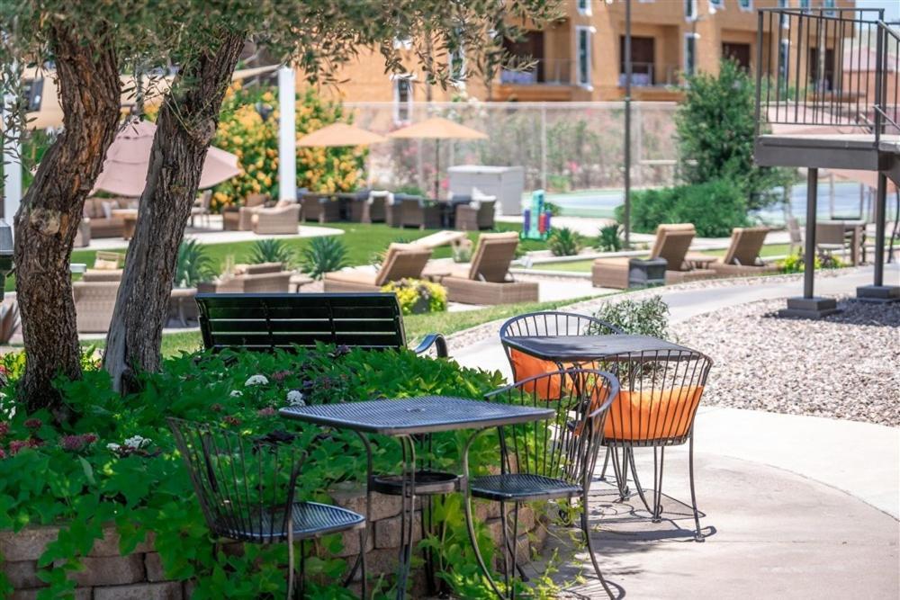 135 Fully Furnished, Amenities Galore Apartment Scottsdale